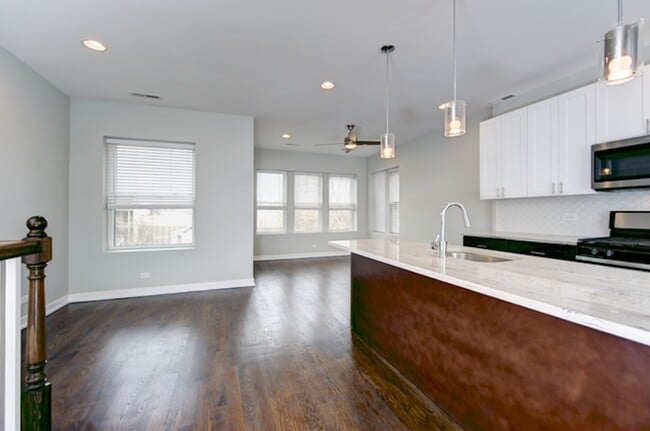 Building Photo - 3015 W Wellington Ave