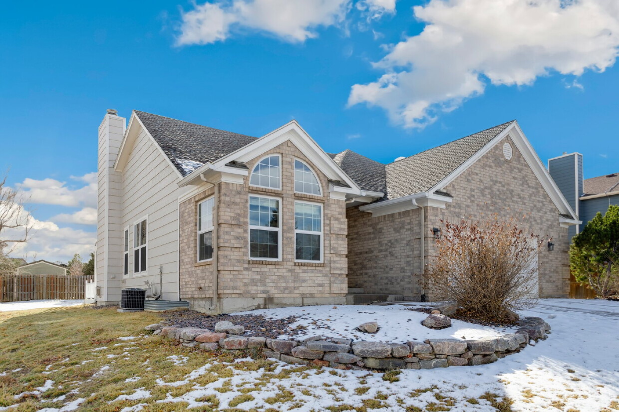 Primary Photo - Spacious 5-Bedroom Broadmoor Glen Rancher ...