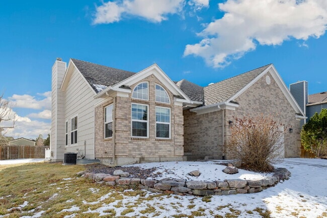 Building Photo - Spacious 5-Bedroom Broadmoor Glen Rancher ...