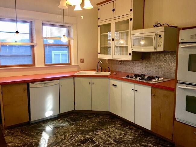 Gas stove, microwave and dishwasher - 3716 Wyandotte St