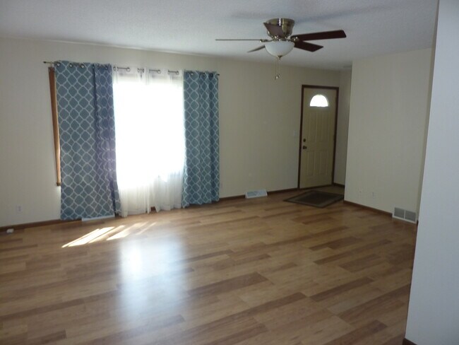 Living room - 2940 Crestview Park Dr