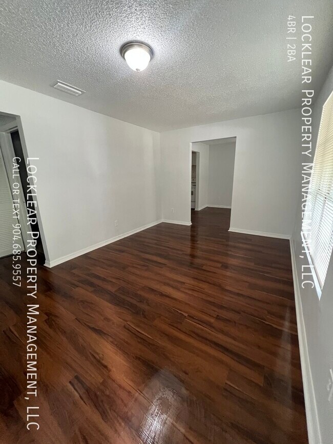 Building Photo - Spacious 4 bedroom home.
