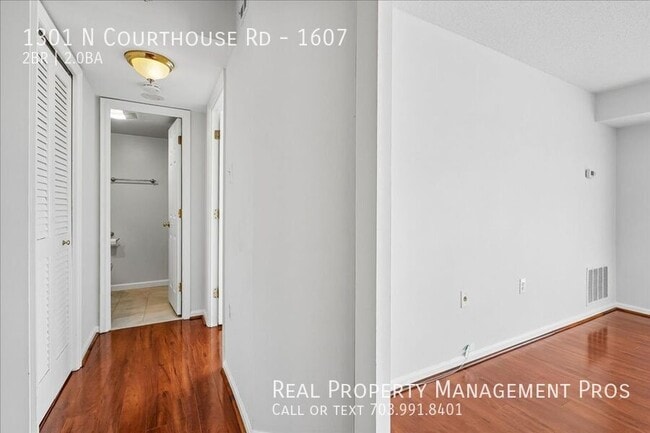 Building Photo - 1301 N Courthouse Rd