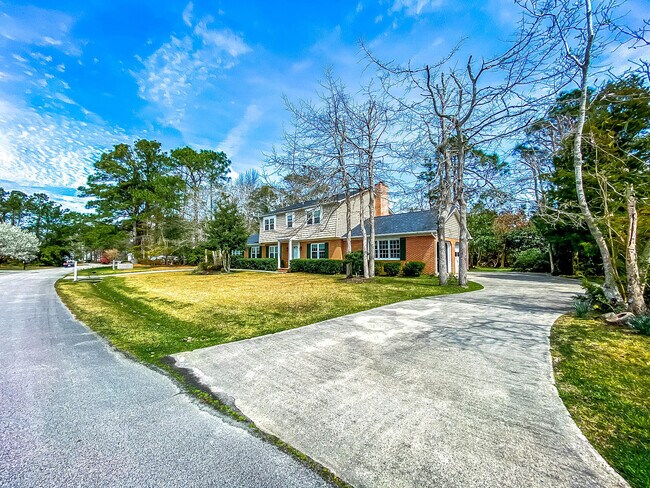 Building Photo - 205 Tree Fern Dr