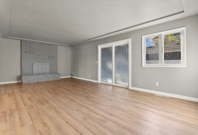 Building Photo - 330 Glee Pl