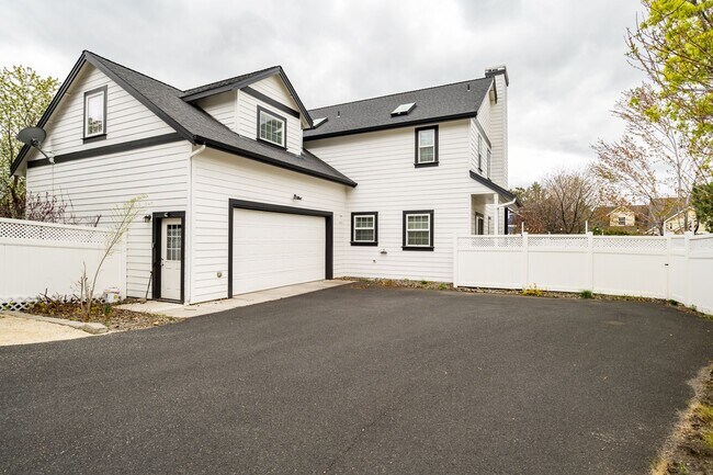 Building Photo - 3 Bed 2.5 Bath House with Air Conditioning