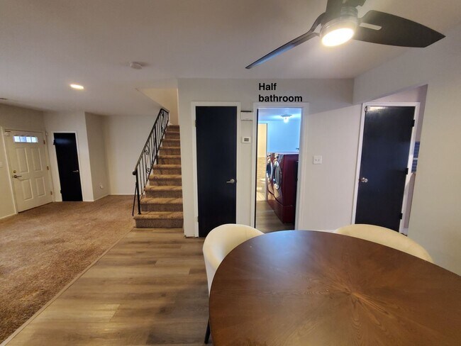 Foto del edificio - Spacious end-unit townhouse, with elegant kitchen, 3-bedrooms & attached garage