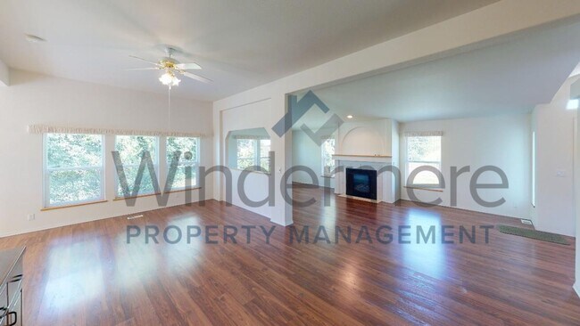 Foto del edificio - 491 Aycock Acres Lane *Wooden Deck Overloo...