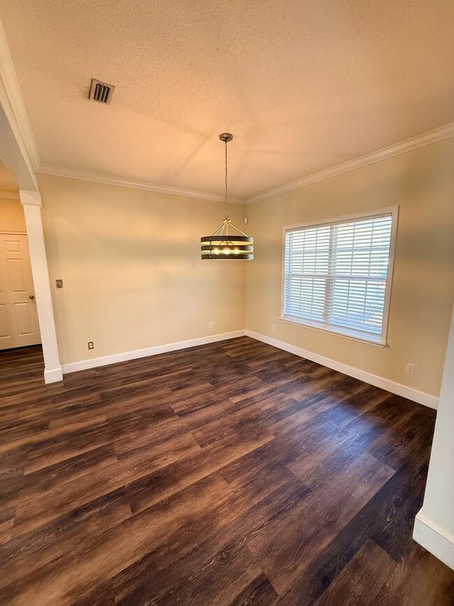 Building Photo - 2409 Riverside Dr