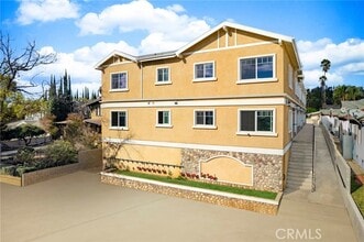 Building Photo - 5639 Huntington Dr