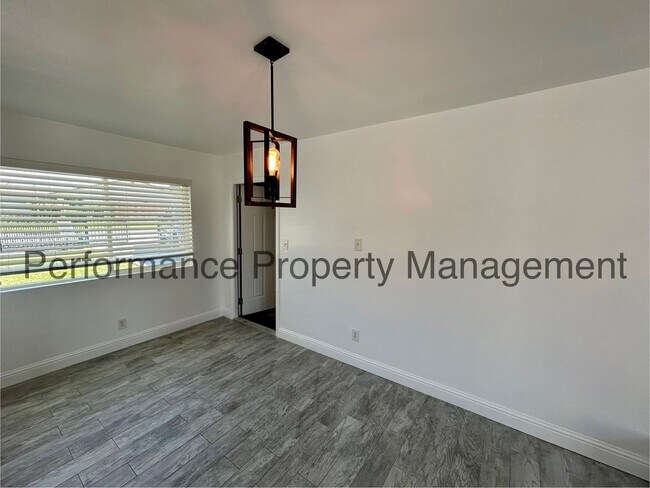 Building Photo - Charming 4 Bed/1 Bath E Bakersfield Home w...