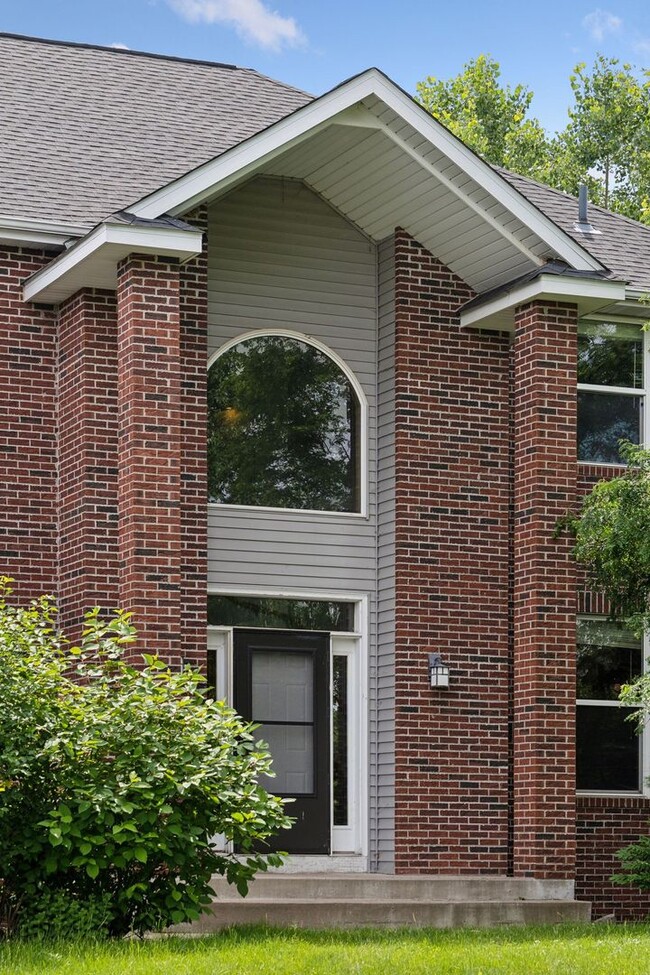Foto del edificio - Gorgeous Single Family Home - June 1st Mov...