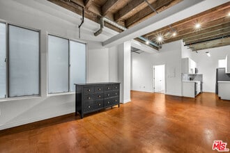 Building Photo - 312 W 5th St