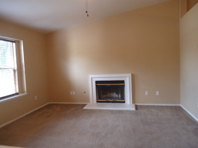 Building Photo - Beautiful 3 Bedroom 2 Bath Home in Visalia