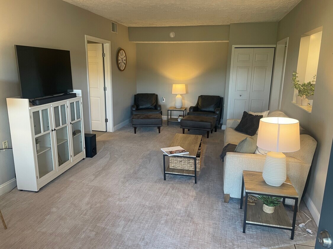 Foto principal - 5668 E Town Dr