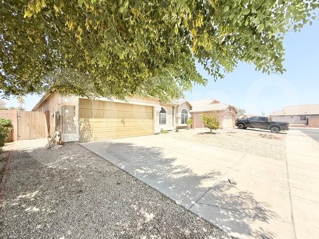 Building Photo - 4234 E Redwood Ln