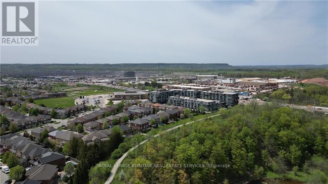 Photo du bâtiment - 5260-5260 Dundas St