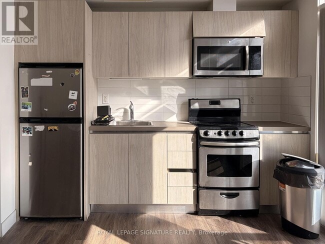 Building Photo - 335 College St