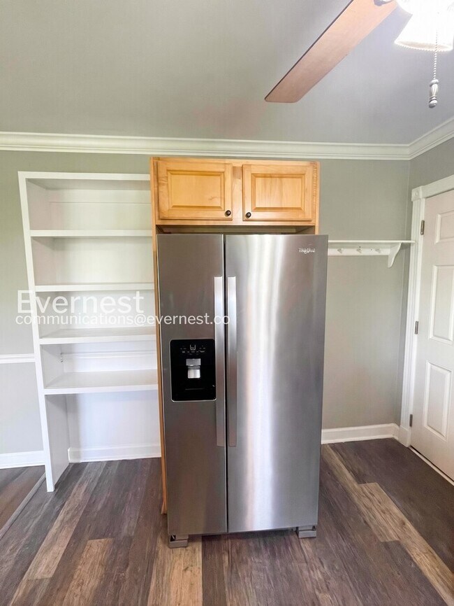 Building Photo - 3 Bed/2 Bath Home with Off-Street Parking / Pet-Friendly / Available Now!