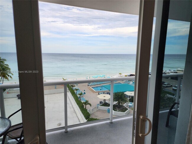 Building Photo - 3140 S Ocean Dr