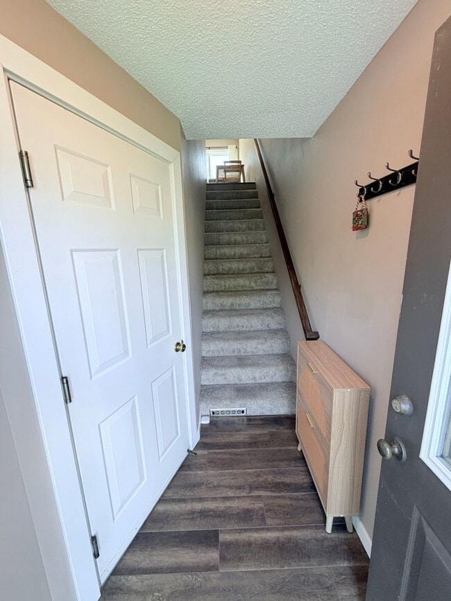 Building Photo - Modern 2-Bedroom Townhome in Apple Valley with Private Patio!!