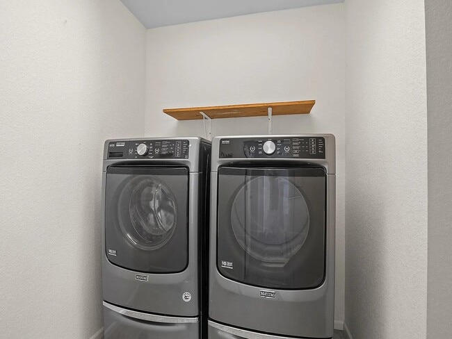 Foto del edificio - 3342 Streamwood Dr