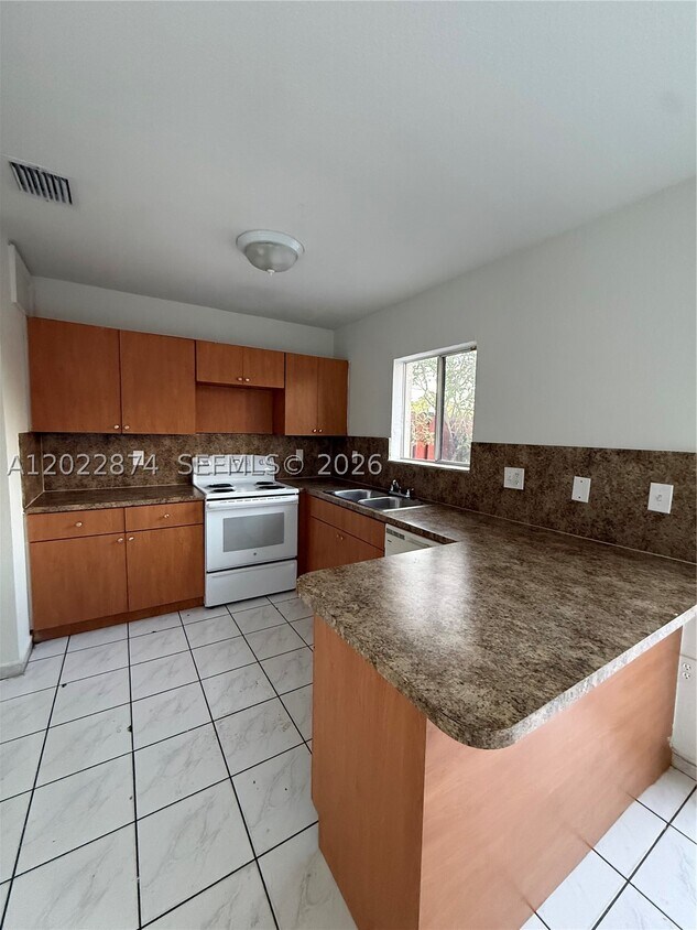 Foto del edificio - 18615 NW 84th Pl.