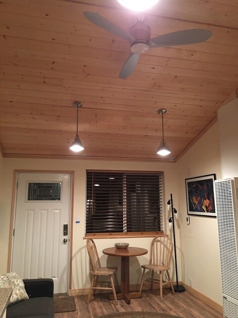 vaulted ceiling with Ceiling fan - 5219 SW Charlestown St
