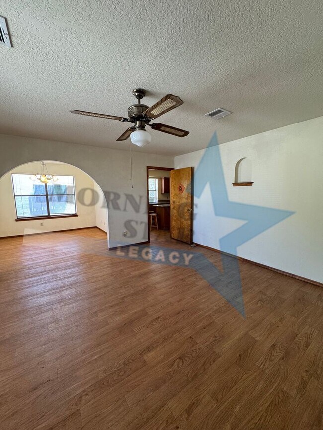 Building Photo - Large ranch style home in Telshor Area!