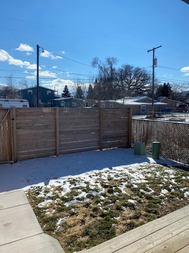 Foto del edificio - Newer Build - Immaculate 4-5 bed 3.5 Bath Townhouse