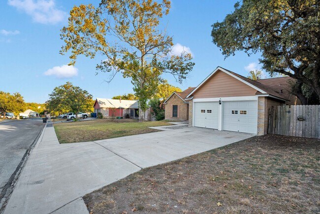 Foto del edificio - Charming 4-Bedroom Home with a Pool!