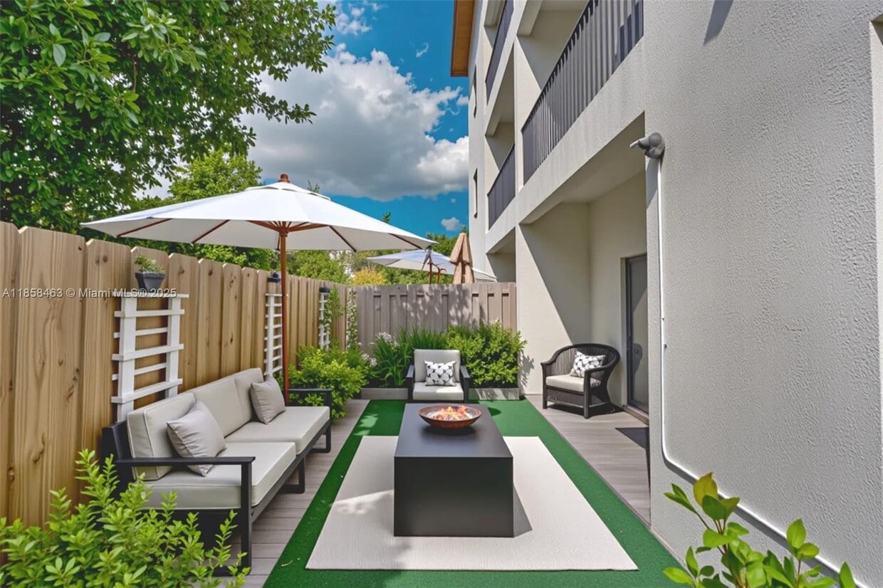 Foto principal - 8151 NW 104th Ave