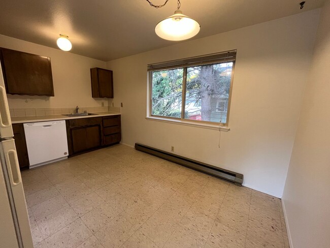 Building Photo - 2 Bed, 1 Bath - Close to Bus Stops, Conven...