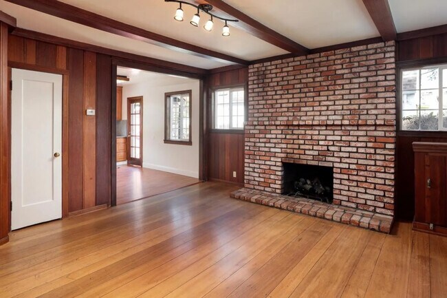Building Photo - 516 Barron Ave