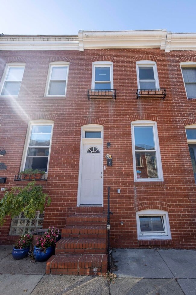 Building Photo - 110 N Rose St