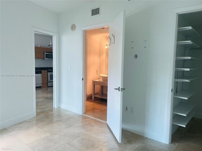 Foto del edificio - 1 br, 1 bath Condo - 350 S Miami Ave Apt 1611