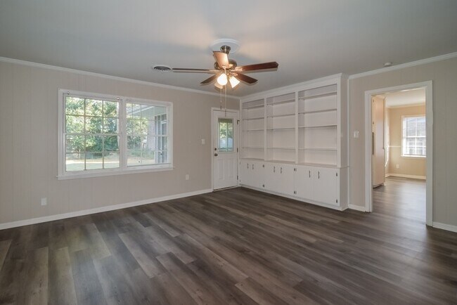 Building Photo - Charming 4 Bedroom Home with Screened Back Porch in Montgomery, AL