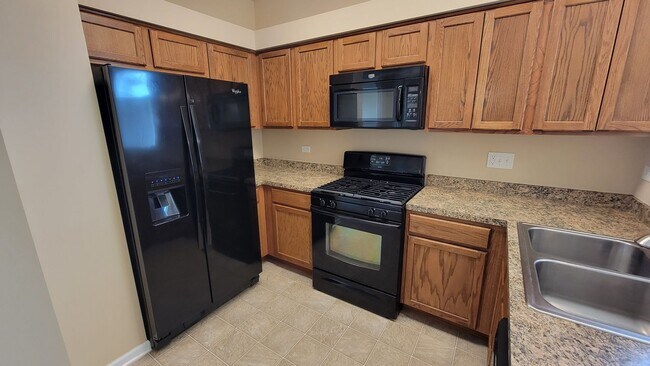 Building Photo - 2 BEDROOM, 1.1 BATH RANCH 1/2 DUPLEX