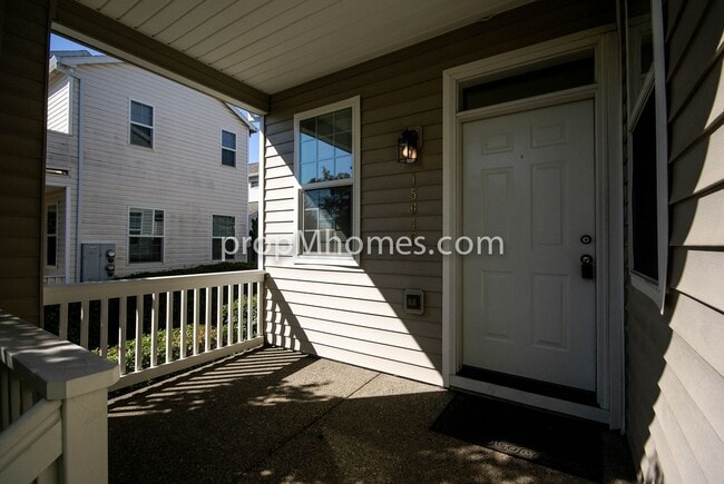Building Photo - Beautiful Three Bedroom Townhouse - Prime Clackamas Location!