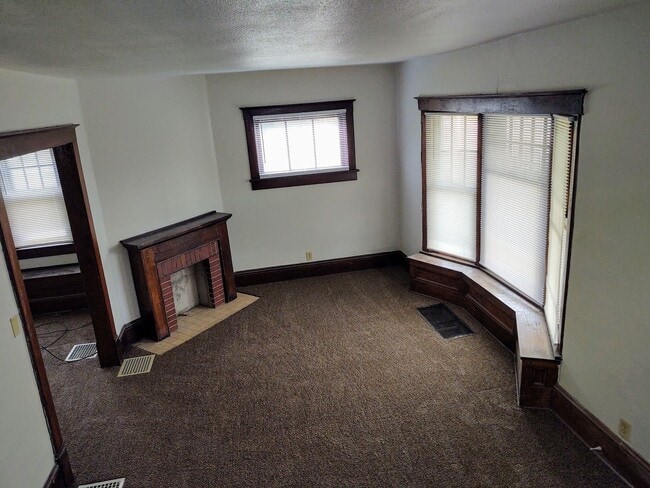 Building Photo - 305 College Ave