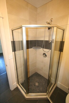Nuevos accesorios de baño y ducha - 812 E 12th Ave