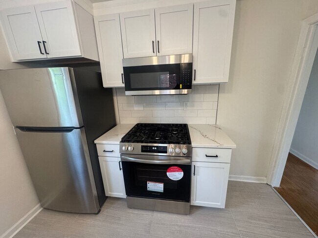 Building Photo - Charming 3-Bedroom Property in Prime Location