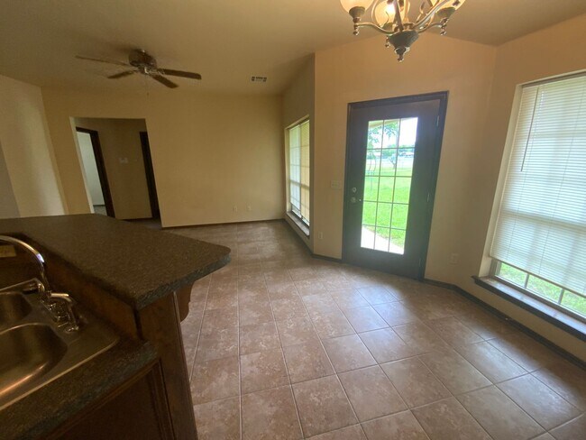 Foto del edificio - 3 bed 2 bath. MWC - Now Available