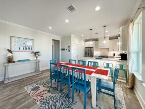 Building Photo - 917 Westview