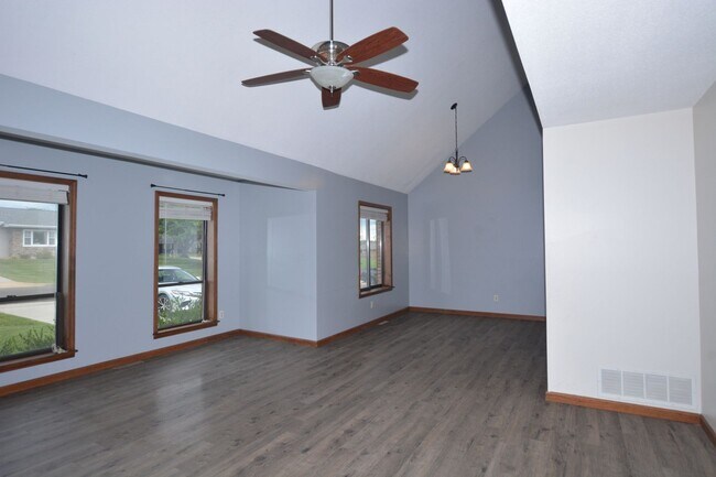 Foto del edificio - 5 Bed/3.5 Bath Single Family House For Rent