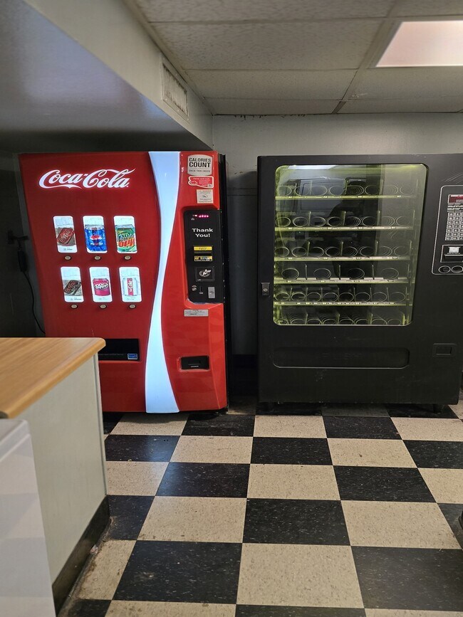 Building Photo - 1271 Poplar Ave