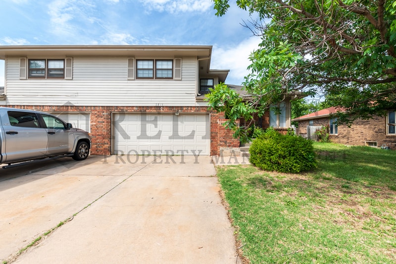 Primary Photo - 2241 S White Oak Dr