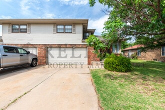 Building Photo - 2241 S White Oak Dr