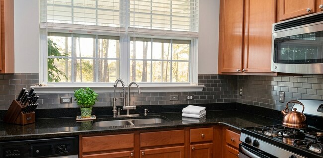 Foto del edificio - Beautiful Townhouse in West Ashley with Screened in Porch