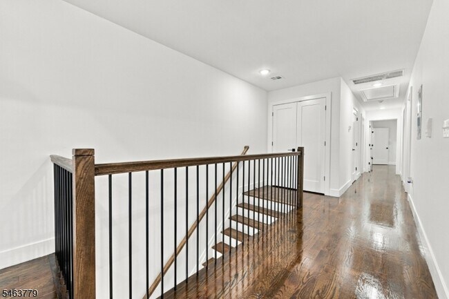 Building Photo - 543 13th Ave